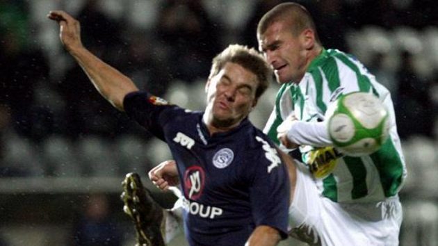 Petr Švancara (vlevo) ze Slovácka v souboji s Markem Niklem z Bohemians 1905.