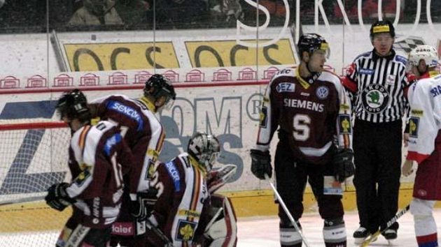 Hokejisté pražské Sparty přivítali v dohrávce extraligy České Budějovice.