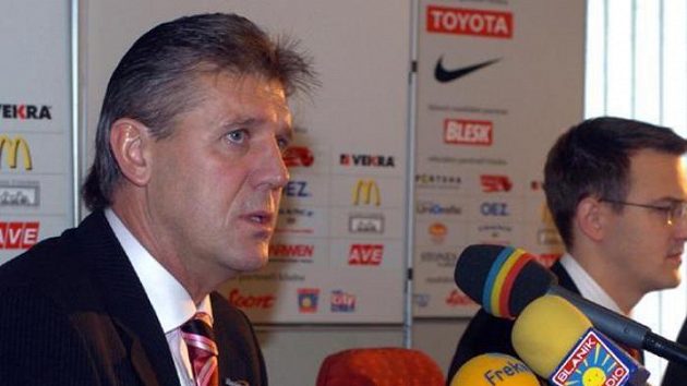 Jozef Chovanec (vlevo) a Daniel Křetínský na tiskové konferenci Sparty