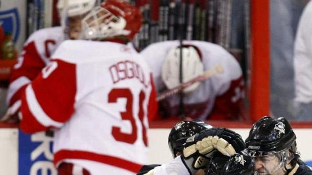 Radost hokejistů Pittsburghu (dole) z výhry nad Detroitem ve třetím zápase finále NHL