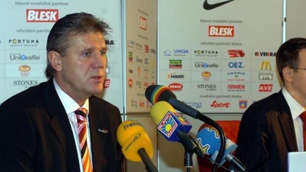 Jozef Chovanec (vlevo) a Daniel Křetínský na tiskové konferenci Sparty