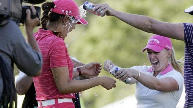 Americká golfistka Michelle Wieová (vlevo) oslavuje s Morgan Presselovou a Suzann Pettersenovou premiérové vítězství na LPGA.