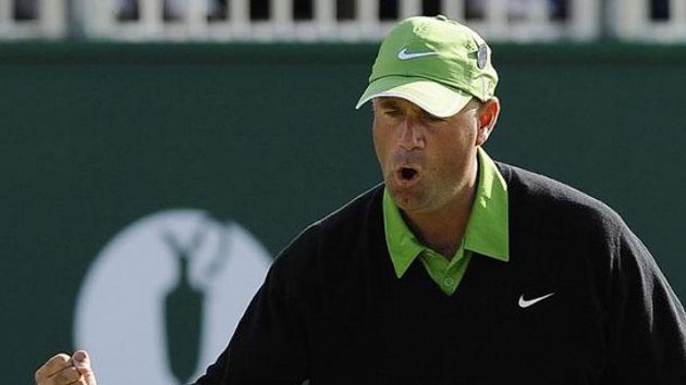 Americký golfista Stewart Cink se raduje z patu na 18. jamce čtvrtého kola British Open.