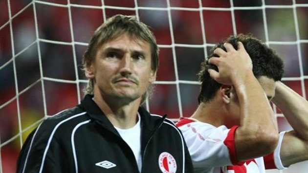 Smutek slávistů Martina Vaniaka (vlevo) a Marka Suchého po vyřazení v 3. předkole Ligy mistrů.