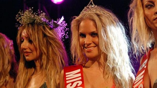 Dominika Hužvárová (uprostřed) na Miss Lefkada