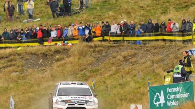 Petter Solberg s vozem Citroën C4 WRC na trati Britské rallye.
