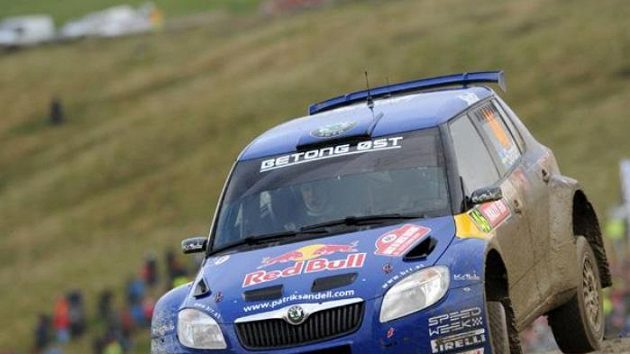 Patrick Sandel s vozem Škoda Fabia S2000 na trati Britské rallye.