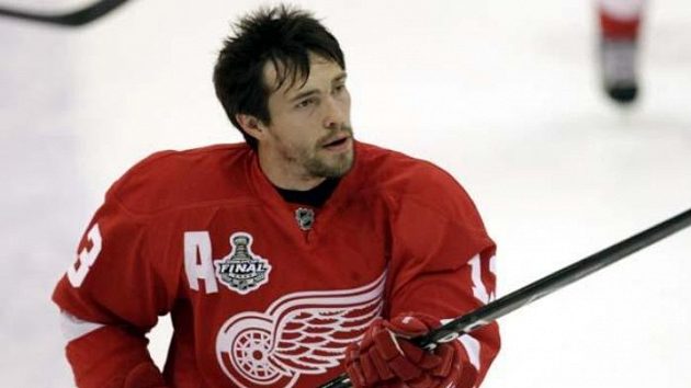 Hokejista Detroitu Pavel Dacjuk se rozcvičuje před pátým finále NHL proti Pittsburghu.