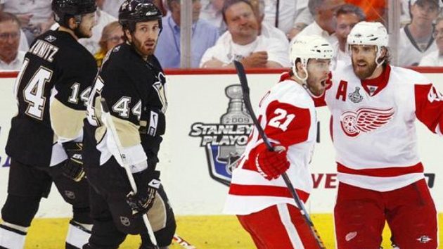 Radost hokejistů Detroitu Henrika Zetterberga (vpravo) a Ville Leina z gólu ve třetím utkání finále NHL na ledě Pittsburghu