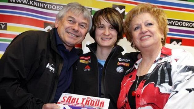 Křest knihy dvojnásobné olympijské vítězky. Zleva trenér Petr Novák, rychlobruslařka Martina Sáblíková a patronka Věra Čáslavská.