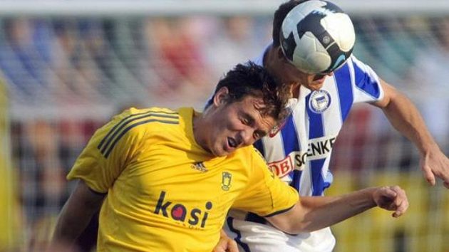Fotbalista Steve von Bergen (vpravo) z Herthy Berlín v hlavičkovém souboji s Mortenem Rasmussenem z Brondby Kodaň v play-off Evropské ligy.