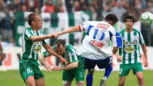 Herec Ivan Trojan v dresu Bohemians 1905 (druhý zleva) při souboji s Lukášem Dvořákem z Ústí nad Labem.