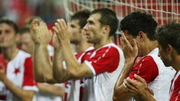 Zklamaní fotbalisté Slavie děkují fanouškům po remíze se Šeriffem Tiraspol, která znamenala vyřazení ze 3. předkola Ligy mistrů.