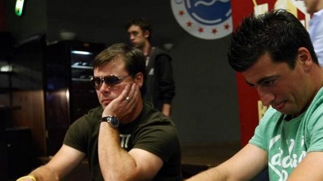 Hokejoví obránci Jaroslav Špaček (vlevo) a Tomáš Kaberle při charitativním pokerovém turnaji.
