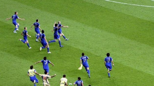 Fotbalisté Itálie nahánějí šťastného střelce vítězné branky ve finále MS Fabia Grossa (vpravo nahoře).