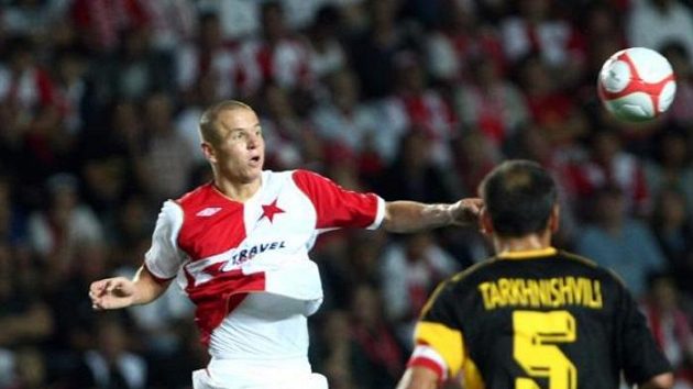 Adam Hloušek ze Slavie (vlevo) v odvetném utkání 3. předkola Ligy mistrů se Šeriffem Tiraspol.
