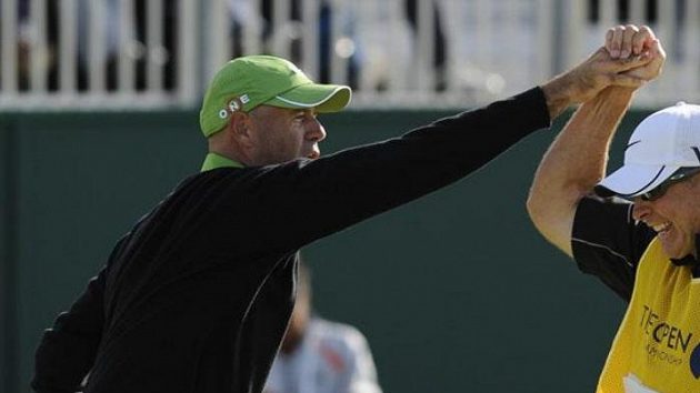 Americký golfista Stewart Cink oslavuje se svým caddiem vítězství na British Open.