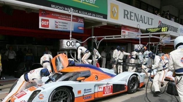 Česko-německá posádka ve složení Jan Charouz, Tomáš Enge a Stefan Mücke vyhrála s továrním vozem Aston Martin závod 1000 km Katalánska.