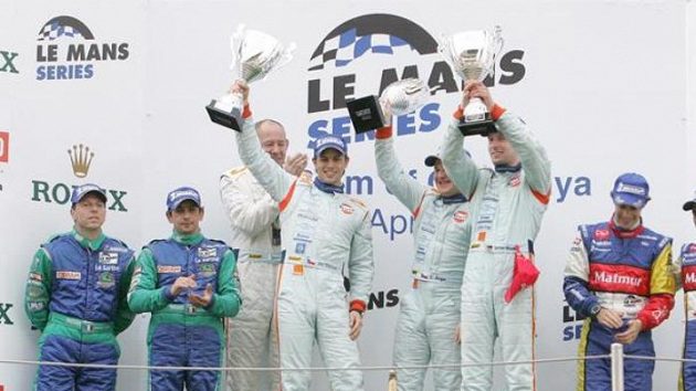 Česko-německá posádka ve složení Jan Charouz, Tomáš Enge a Stefan Mücke vyhrála s továrním vozem Aston Martin závod 1000 km Katalánska.