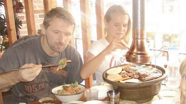 Patrik Martinec s dcerami na jídle v tradiční korejské restauraci.