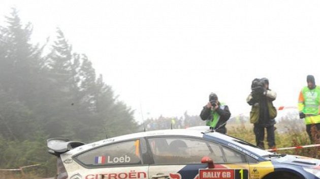 Sébastien Loeb s vozem Citroën C4 WRC na trati Britské rallye.