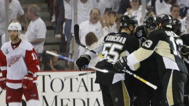 Radost hokejistů Pittsburghu z výhry nad Detroitem ve třetím utkání finále NHL.