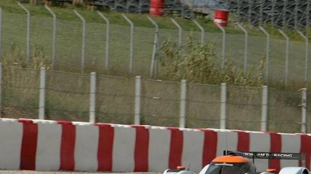 Česko-německá posádka ve složení Jan Charouz, Tomáš Enge a Stefan Mücke vyhrála s továrním vozem Aston Martin závod 1000 km Katalánska.