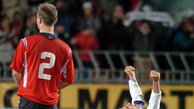 Pavel Nedvěd se raduje po vítězné baráži s Norskem.
