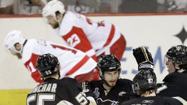 Radost hokejistů Pittsburghu z výhry nad Detroitem ve třetím utkání finále NHL.