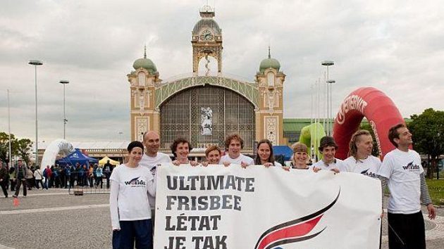 Desítka úspěšných rekordmanů v pátek na Výstavišti předvedla, že létat je snadné.