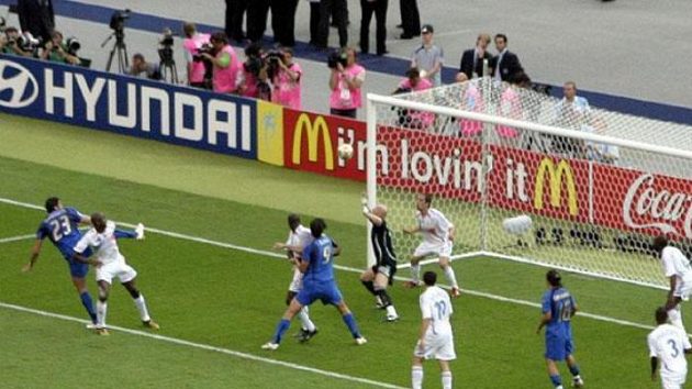 Italský obránce Marco Materazzi vyrovnává ve finále MS na 1:1.
