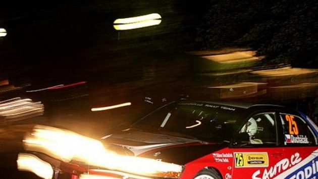 Sláva Ducháček s vozem Mitsubishi Lancer EVO IX na trati Rallye Hustopeče.