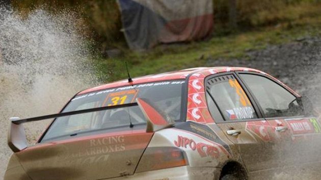 Martin Prokop s vozem Mitsubishi Lancer EVO IX na trati Britské rallye.