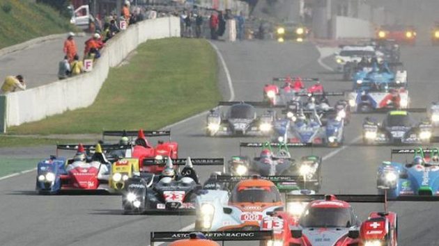 Česko-německá posádka ve složení Jan Charouz, Tomáš Enge a Stefan Mücke vyhrála s továrním vozem Aston Martin závod 1000 km Katalánska.