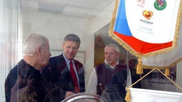 Josef Masopust, Jozef Chovanec a Ivo Viktor (zleva) při otevírání fotbalové síně slávy v Praze na Strahově.