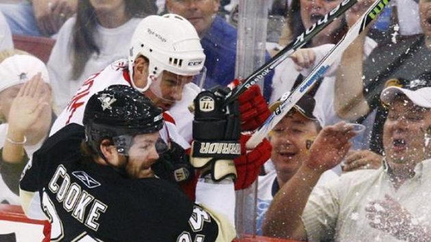 Souboj u mantinelu v podání kapitána Detroitu Nicklase Lidströma a Matta Cookea z Pittsburghu