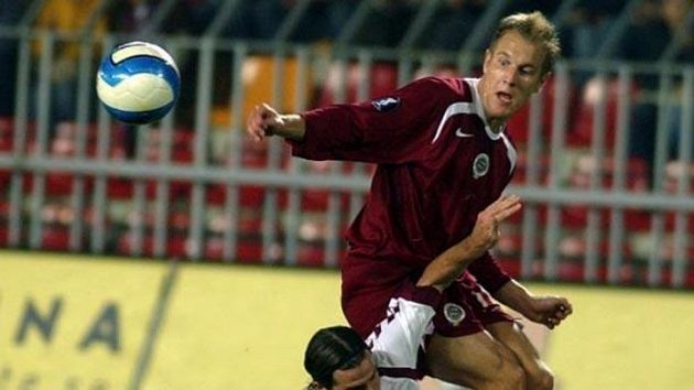 Pinilla z Hearts zastavuje sparťana Koláře.