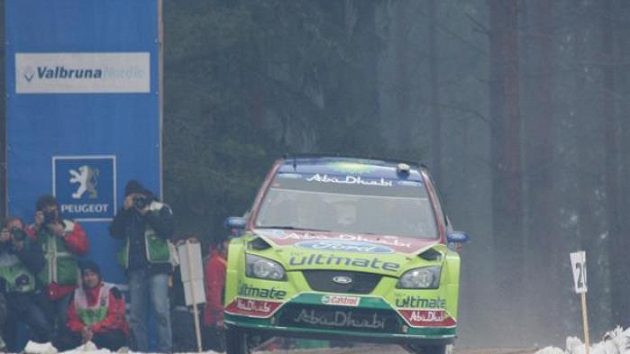 Fin Jari-Matti Latvala s vozem Ford Focus WRC na trati Švédské rallye.