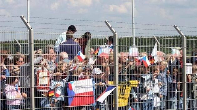 Fanoušci čekají na přílet české reprezentace.