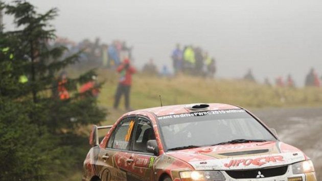 Martin Prokop s vozem Mitsubishi Lancer EVO IX na trati Britské rallye.