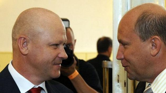 Zleva kandidáti na funkci předsedy Českomoravského fotbalového svazu (ČMFS) Ivan Hašek a Luděk Vinš na volební valné hromadě ČMFS