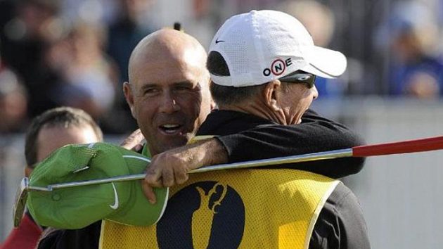 Americký golfista Stewart Cink oslavuje se svým caddiem vítězství na British Open.