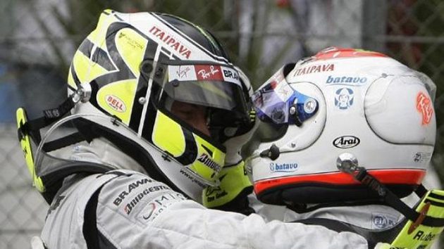 Jenson Button (vpravo) z týmu Brawn GP objímá svého stájového kolegu Rubense Barrichella