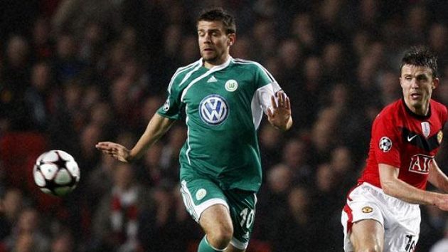 Fotbalista Manchesteru United Michael Carrick (vpravo) sleduje Zvjezdana Misimoviče z Wolfsburgu.