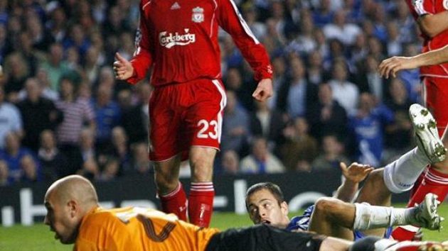 Joe Cole (uprostřed) z Chelsea právě překonal brankáře Liverpoolu Pepe Reinu (vlevo).