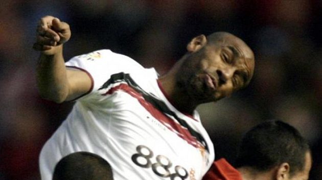 Kanonýr Sevilly Frederic Kanoute (vlevo) bojuje v semifinále Poháru UEFA o míč s Punalem v dresu Osasuny.