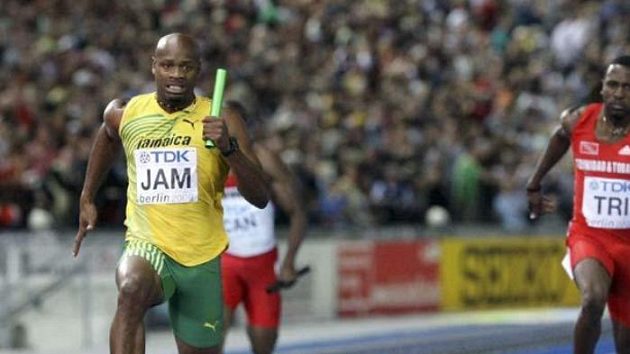 Jamajčan Asafa Powell sprintuje na MS v Berlíně pro zlatou medaili ve štafetě na 4x100 metrů.