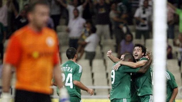 Fotbalista Panathinaikosu Atény Sarrieri (vpravo) se raduje z gólu proti Spartě.
