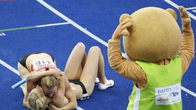 Maskot atletického mistrovství světa Berlino sleduje radost německých sprinterek, které získaly bronz v závodu na 4x100 metrů.