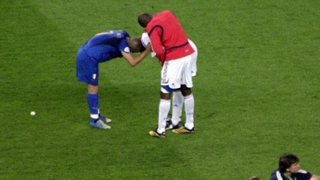 Ital Del Piero (v modrém) utěšuje klubového francouzského spoluhráče z Juventusu Thurama.